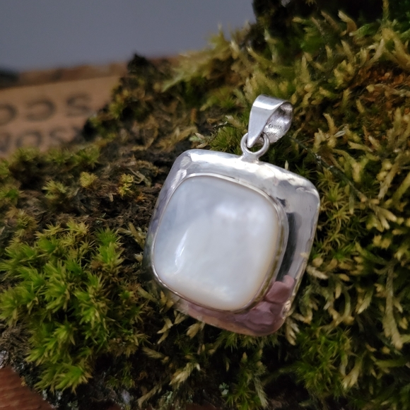 Mother of Pearl and Sterling Silver Pendant - Picture 5 of 7